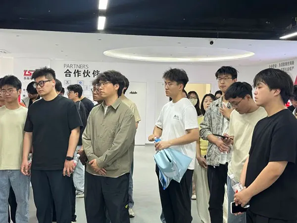 豫西10所高校学子走进辉达娱乐