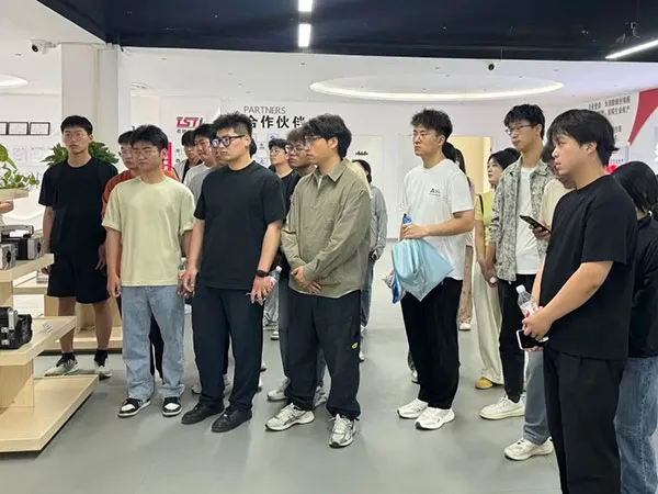 豫西10所高校学子走进辉达娱乐